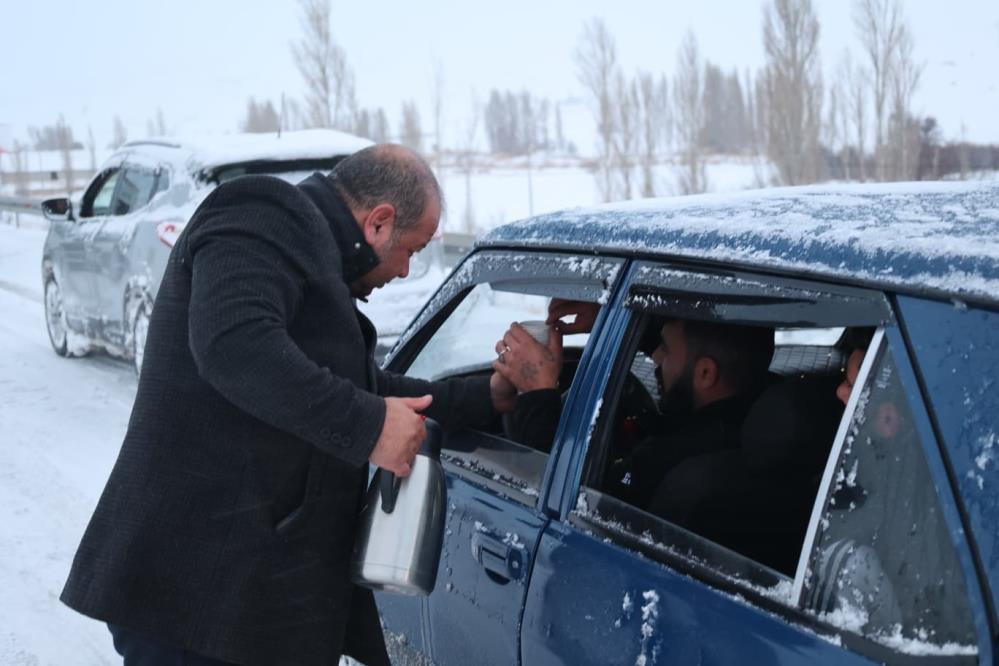 Bünyan Belediyesi kar mesaisindekilerin içini ısıttı