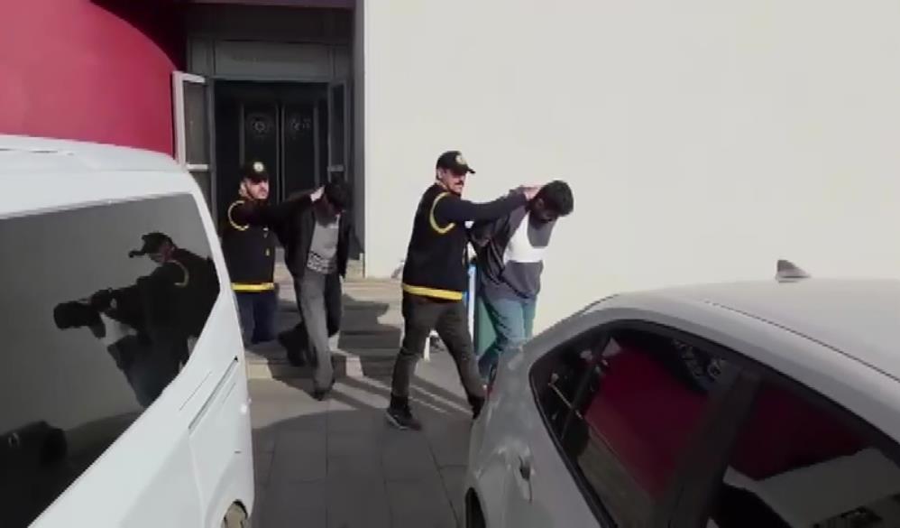 Farklı şehirlerden gelip sahte kimlikle Adana’da kargo dolandırıcılığı yapmışlar: 2 tutuklama