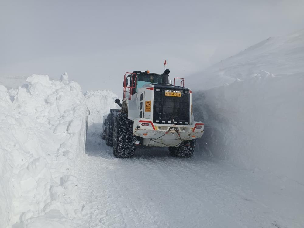 Büyükşehir, gece yarısından sabaha kadar 72 mahalle yolunu daha ulaşıma açtı