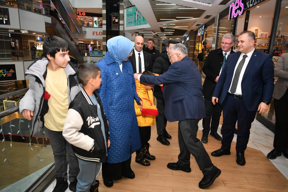 Başkan AVM’de vatandaşla buluştu