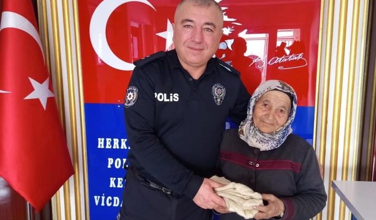 Tomarzalı yaşlı kadın, ördüğü çoraplarla yürekleri ısıttı