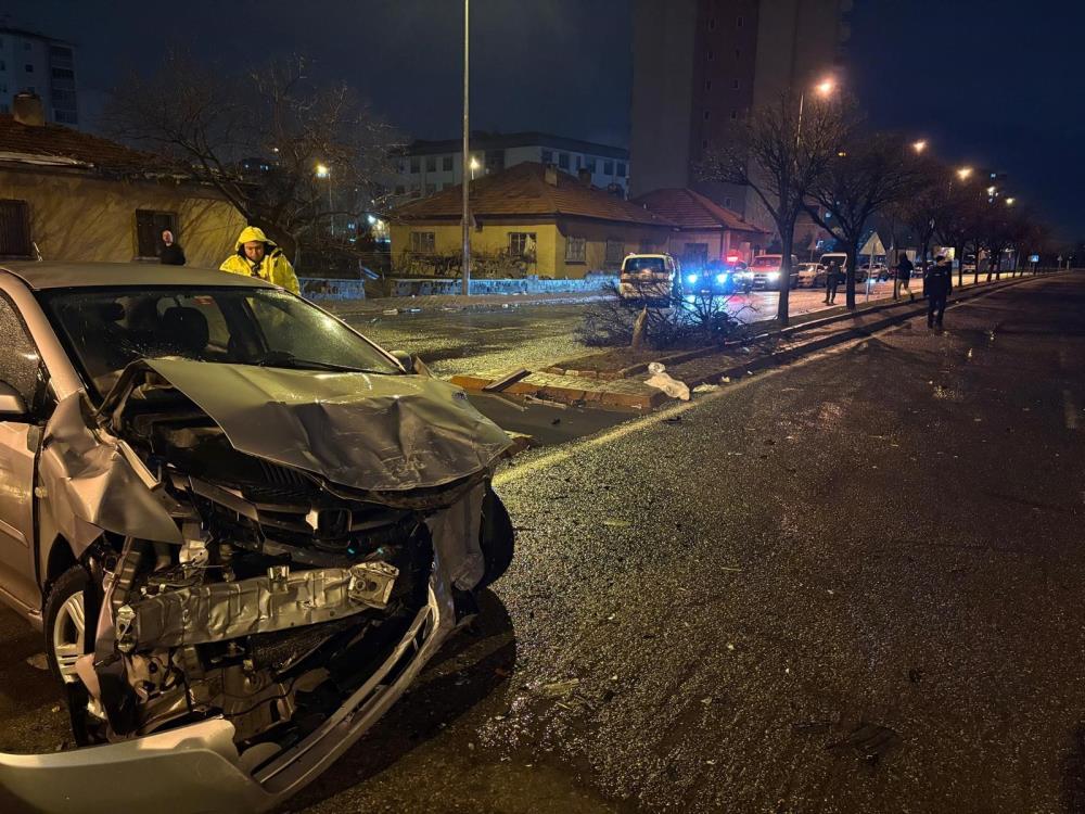 Kazada savrulan otomobil ağacı ikiye böldü: 4 yaralı