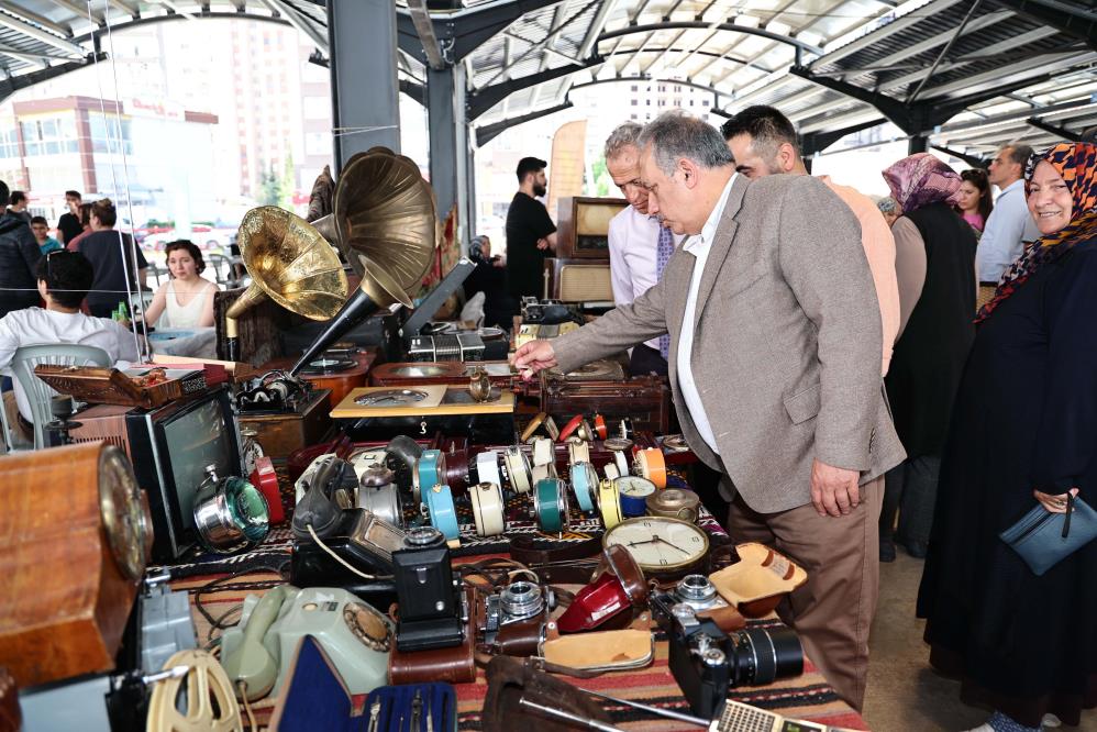 Bu pazar antikacılar buluşuyor