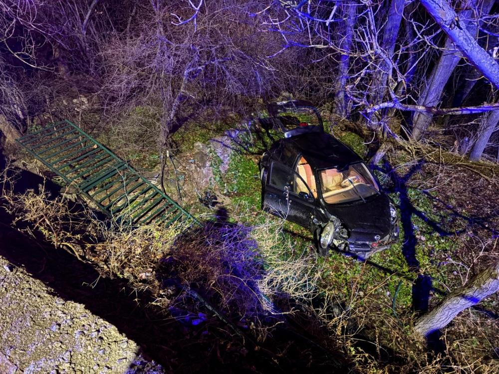 Ehliyetsiz sürücü 5 metrelik bahçe duvarından uçtu