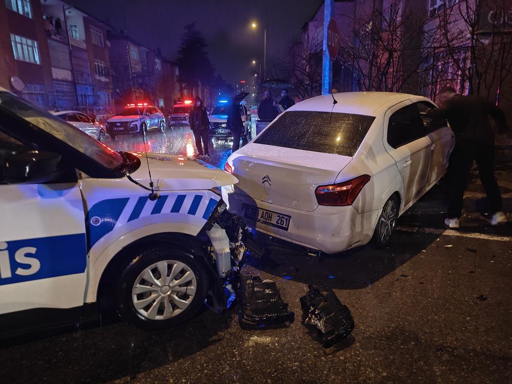 Polis aracı ile otomobil çarpıştı: 1 yaralı