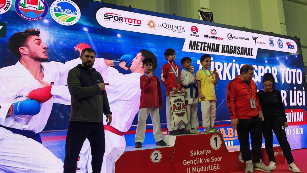 Kayserili karateciler Sakarya’dan madalyalar ile döndü