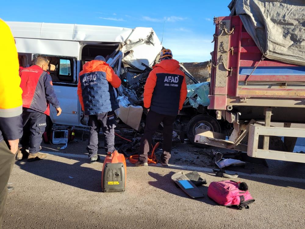 Öğrenci servisi ile TIR çarpıştı: 1 ölü, 7 yaralı
