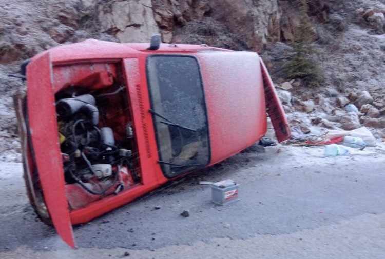 Şiddetli rüzgar otomobili yan yatırdı