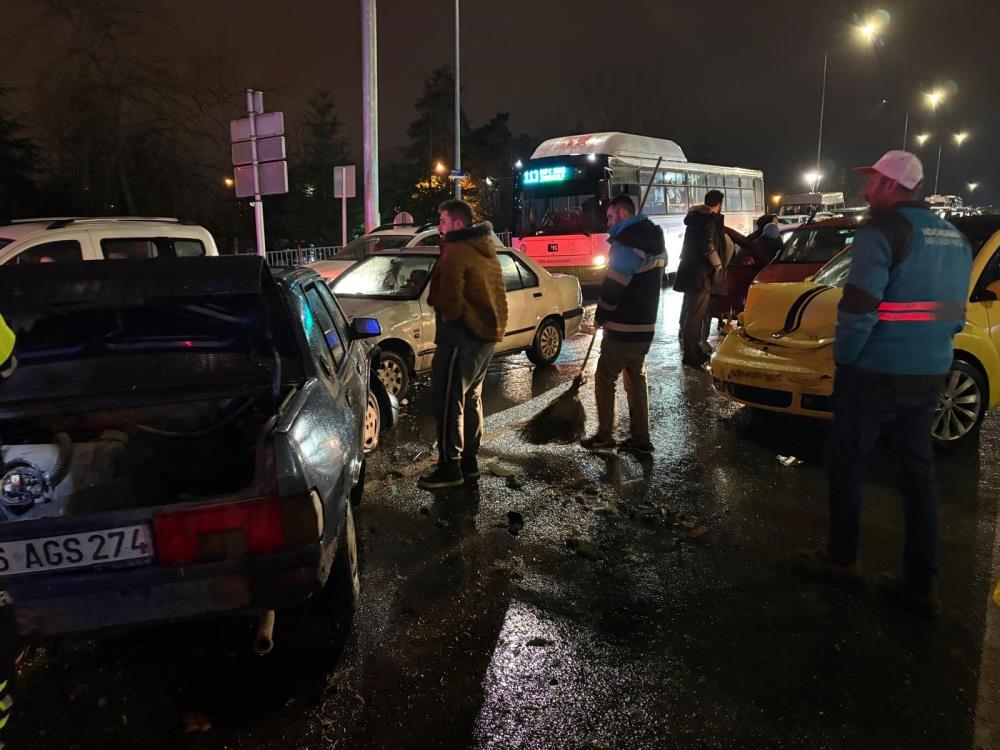 Kayseri’de otomobil kırmızı ışıkta bekleyen 5 araca çarptı: 2 yaralı