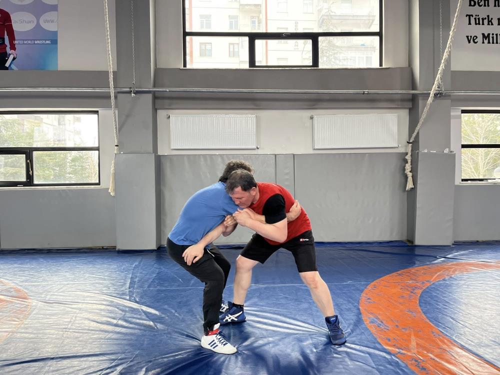 Gençlik ve Spor İl Müdürü Kabakcı güreşçilerle mindere çıktı