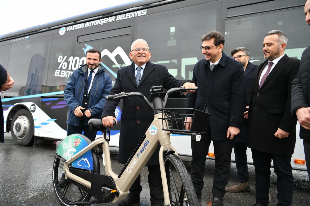 Başkan Büyükkılıç, çevreci ve yenilenebilir elektrikli otobüs ile bisikletleri inceledi