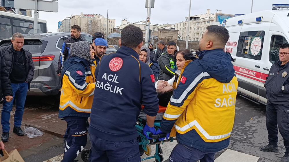 Kayseri’de SUV araç yayaların arasına daldı: 5 yaralı