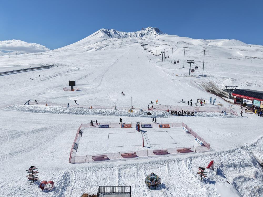 Erciyes’te kar voleybolu heyecanı başlıyor