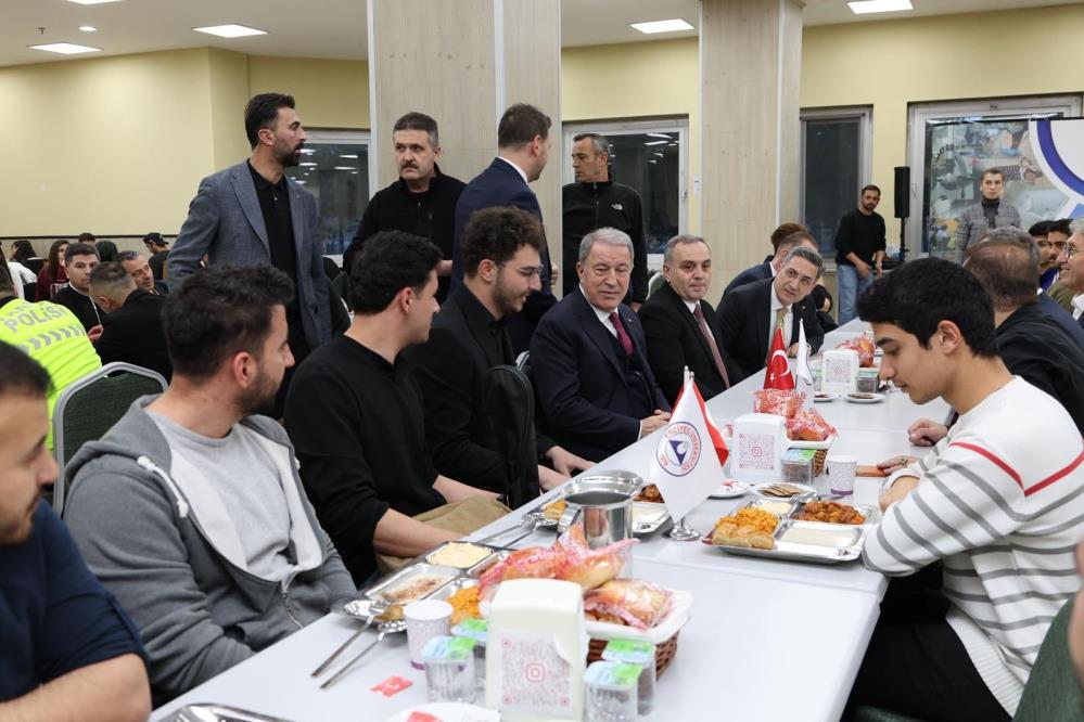 Akar, ERÜ öğrencileri ile iftarda buluştu