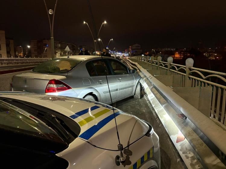 Alkollü sürücü bariyerlere girdi: 25 bin TL ceza yazıldı