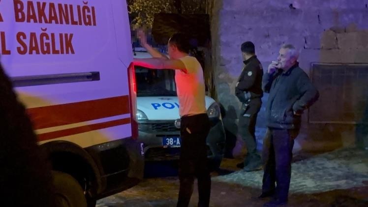 Kayseri’de bacağından yaralanan şahıs, ekiplerin ikazına rağmen tütün yaktı