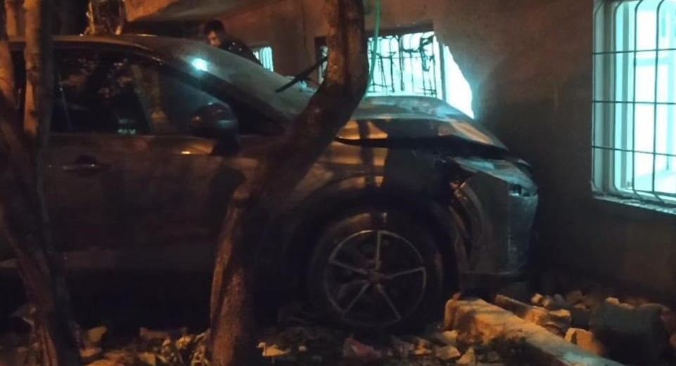 Kontrolden çıkan otomobil bahçe duvarını yıkarak eve çarptı: 1 yaralı