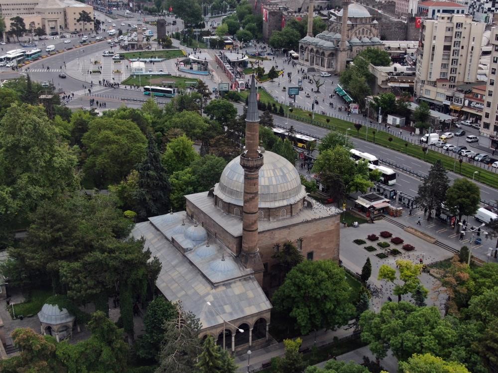 Cuma hutbesi: “Günümüzde çocuklarımız, çok yönlü bir kuşatma altındadır”