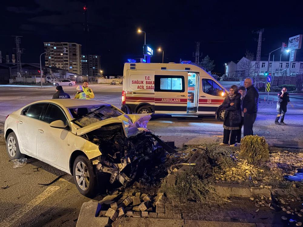 Kayseri’de SUV araç ile otomobil çarpıştı: 3’ü ağır 4 yaralı