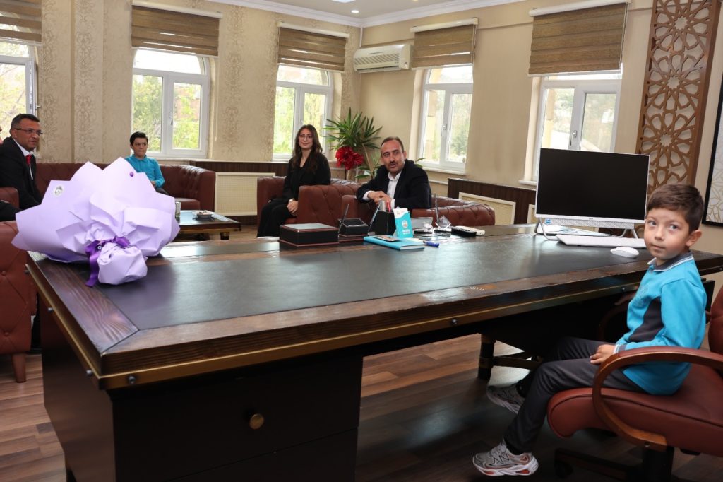 Başkan İlmek koltuğunu çocuklara devretti