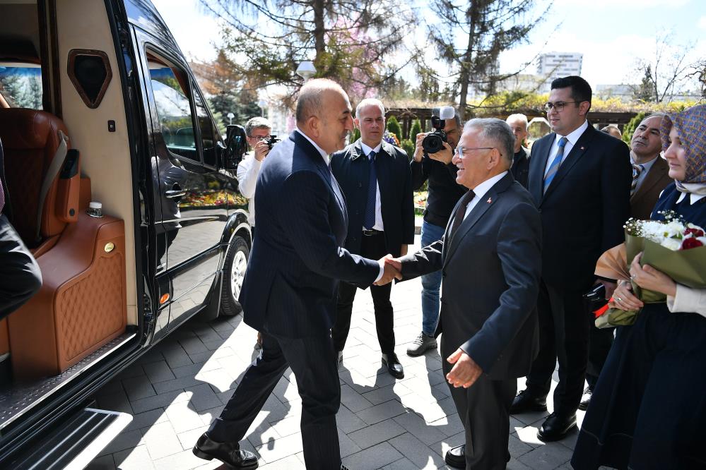 Eski bakan Çavuşoğlu: “Kayseri, dünyaya örnek bir şehir”