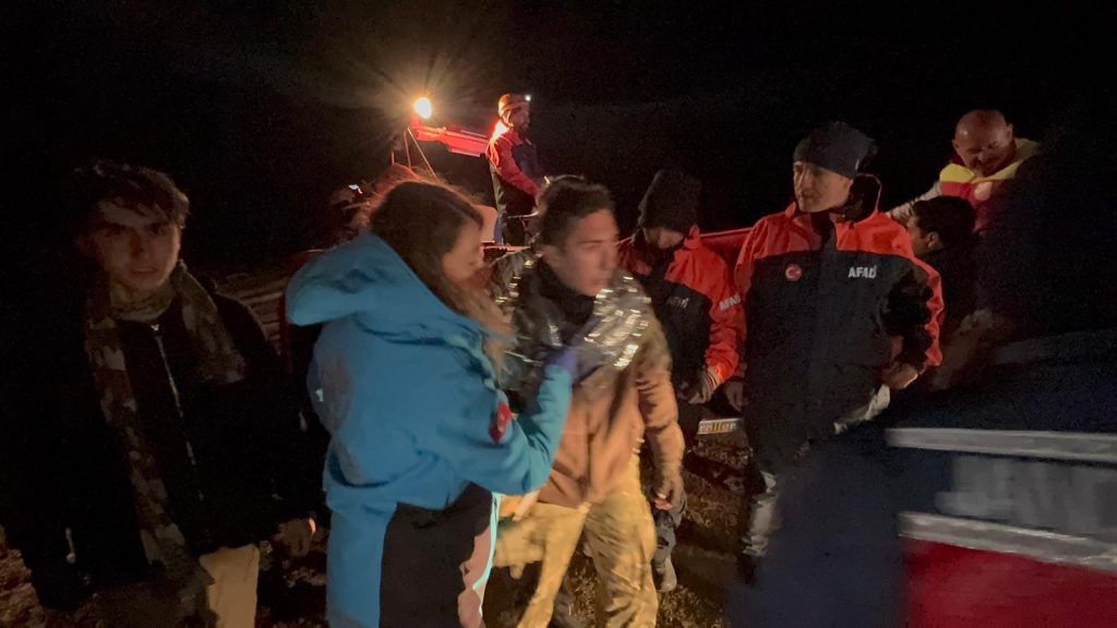 Erciyes’teki Tekir Göletinde Mahsur Kalan 3 Genci AFAD Kurtardı