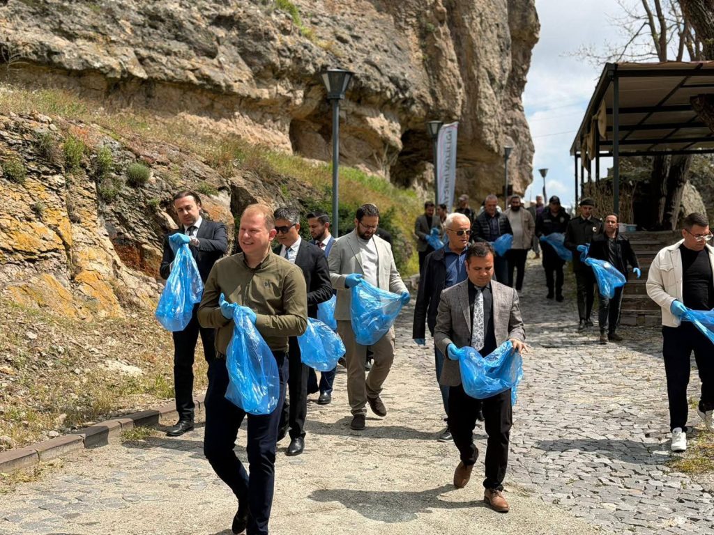 Yeşilhisar Kaymakamı Erdemli Vadisinde çöp topladı