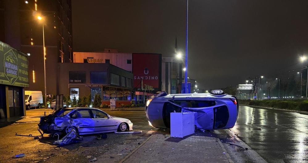 Kayseri’de otomobil park halindeki araca çarpıp yan yattı: 2 yaralı