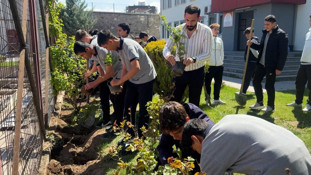 Okul bahçesi lavanta ve güllerle donatıldı