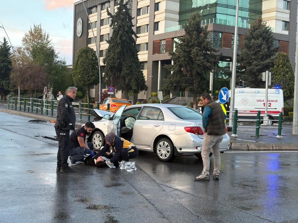 Ticari taksiyle otomobil çarpıştı: 2 yaralı