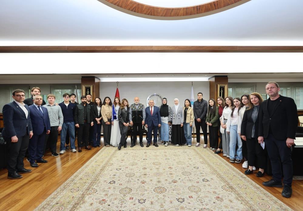 Türk Dünyası gençleri, Kültür Başkenti Kayseri’de Başkan Büyükkılıç’ı ziyaret etti