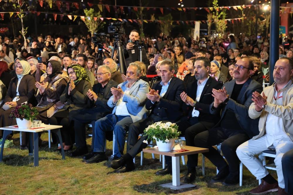 Çiçek Festivali’nin son gününde düzenlenen konserde vatandaşlar doyasıya eğlendi