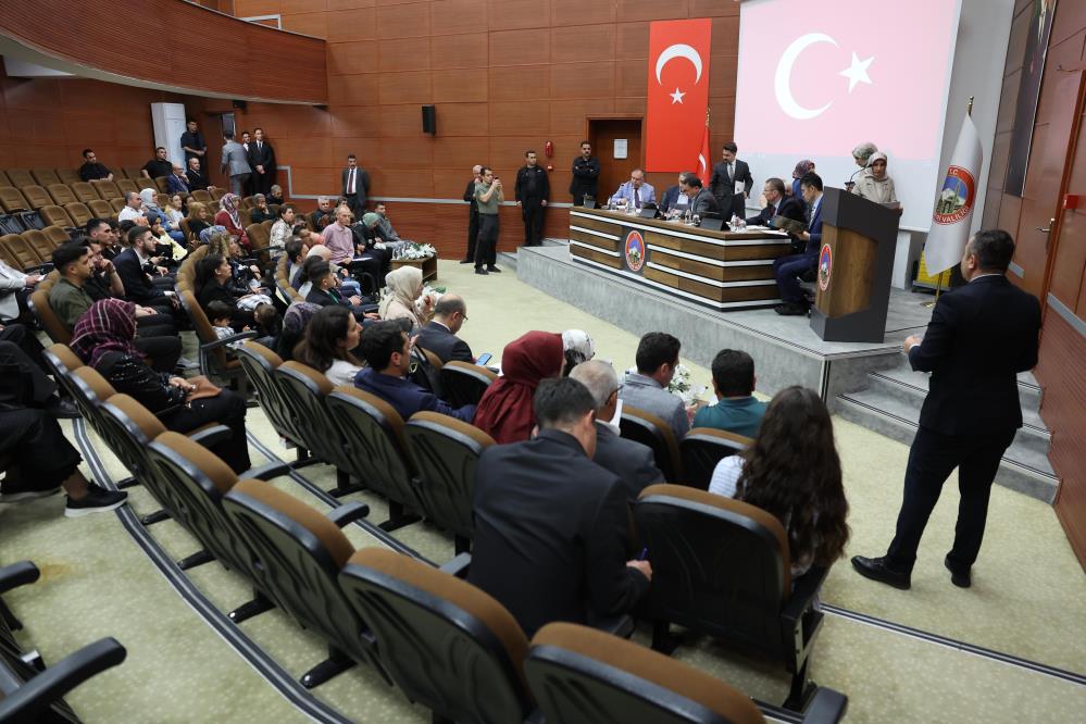 Vali Çiçek, vatandaşlarla bir araya gelmeye devam ediyor