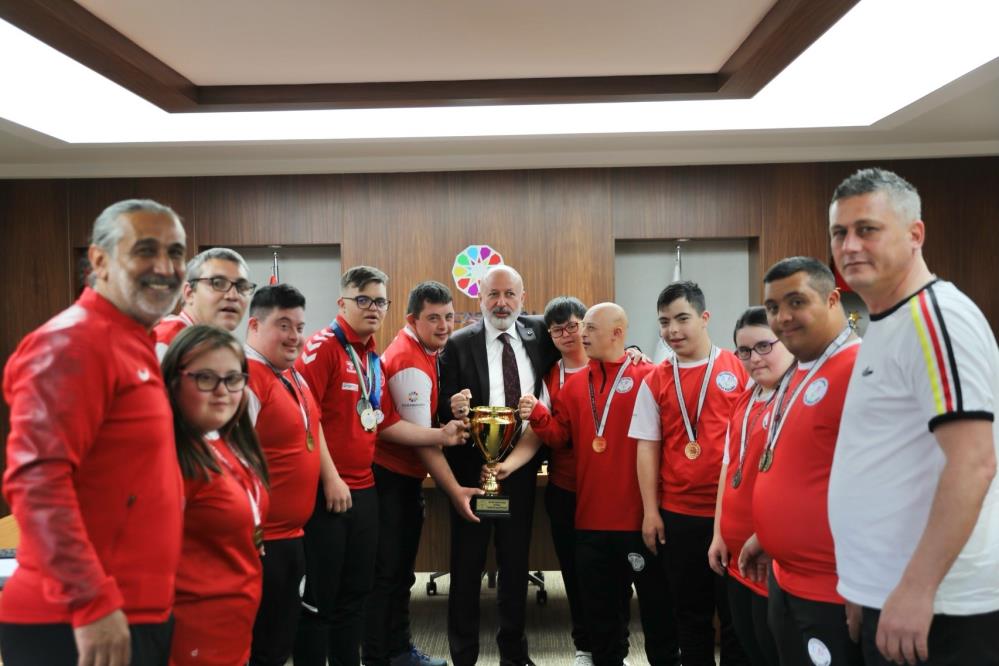 Başkan Çolakbayrakdar: “Şampiyon çocuklarımızla gurur duyuyorum”