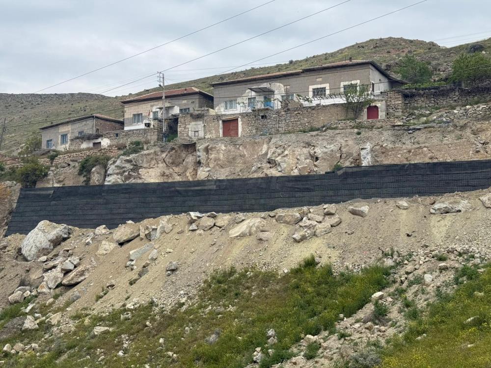 Büyükşehir, heyelan yaşanan Yeşilhisar Akköy Mahallesi’nde geoduvar yapımına başladı
