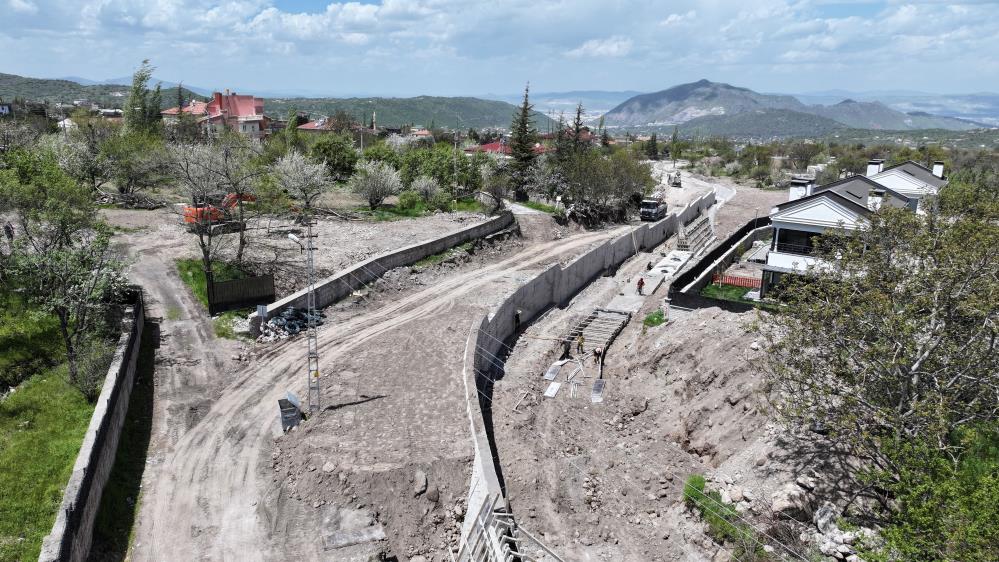 Başkan Özdoğan: “2,5 kilometrelik kanal, bağ mevsimi başlamadan tamamlanacak”