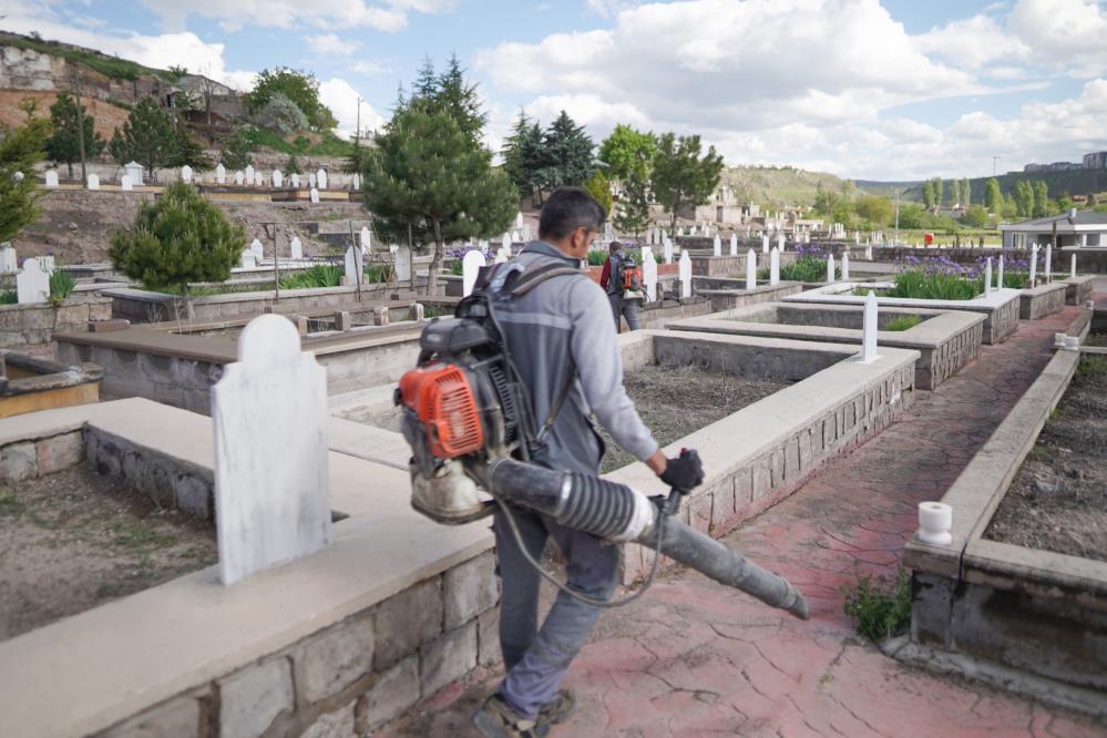 Melikgazi’de mezarlıklar bayrama hazırlanıyor