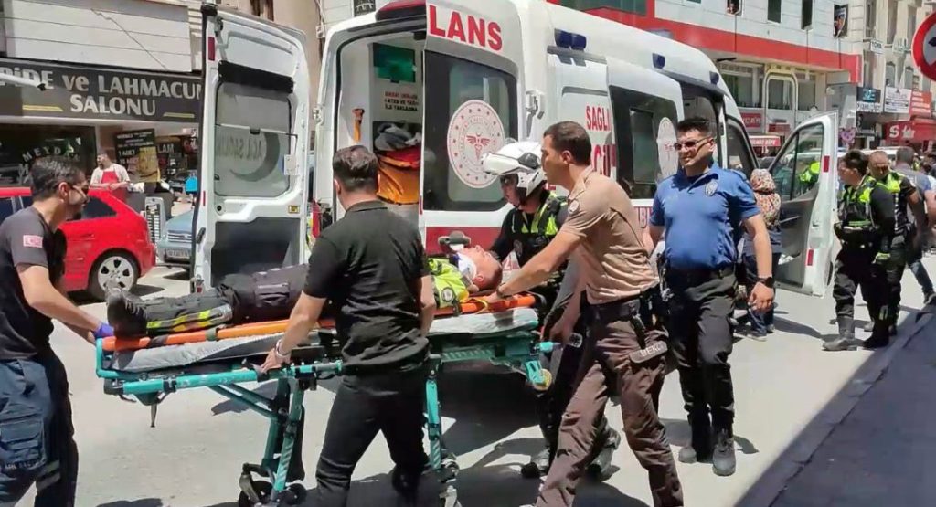 Otomobil ile motosiklet çarpıştı; polis memuru yaralandı