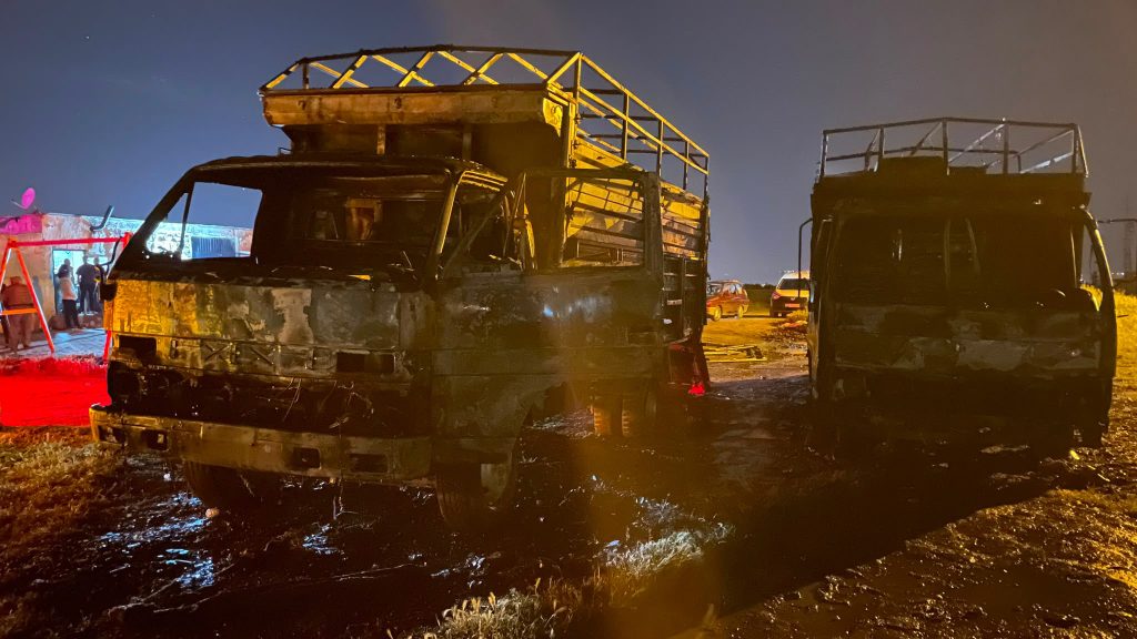 Kayseri’de park halindeki 2 kamyon yandı
