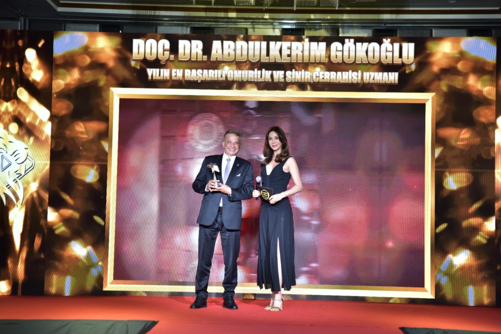 Doç. Dr. Abdulkerim Gökoğlu’na yılın en başarılı omurilik ve sinir cerrahisi uzmanı ödülü