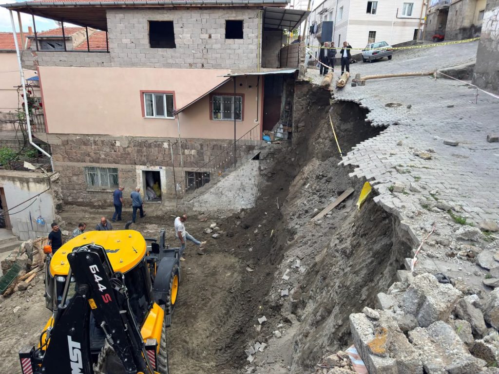 Yeşilhisar’da Heyelan: Sokak Trafiğe Kapatıldı
