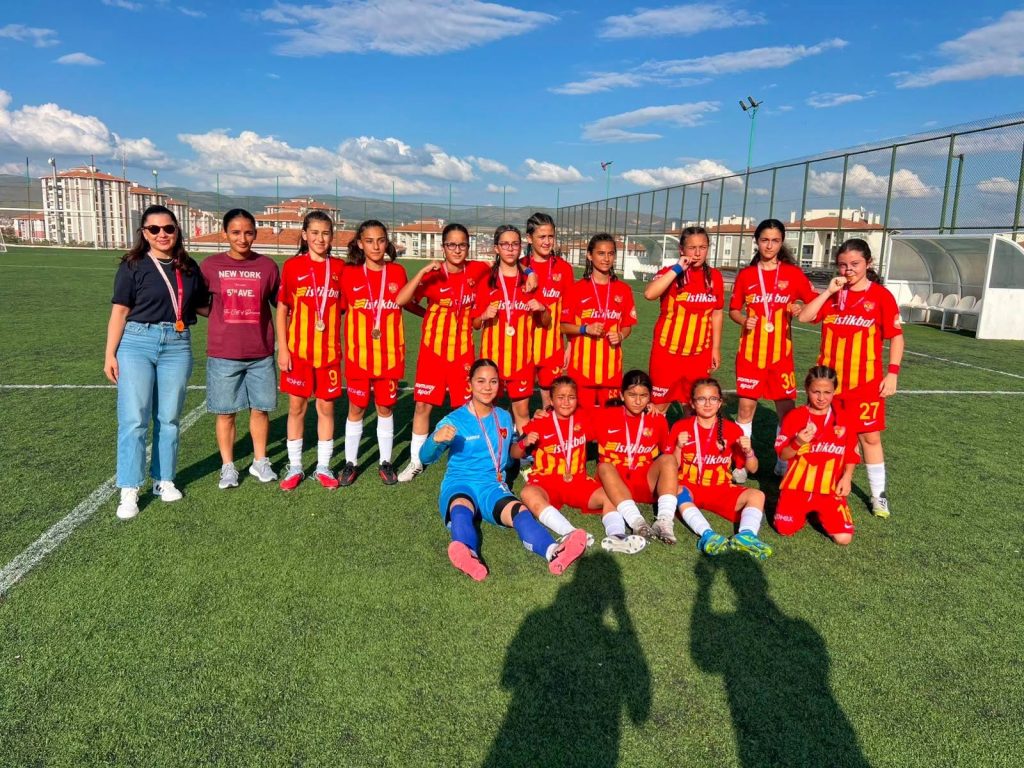 ANALİG futbol takımlarından çifte başarı