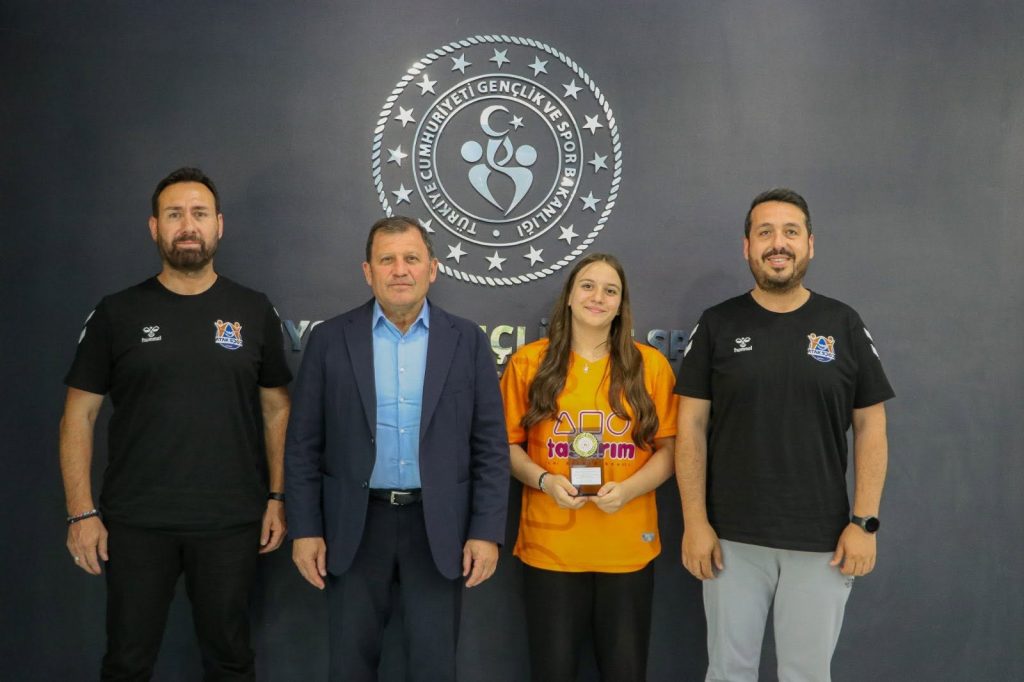 Milli yüzücü Berilay Batur’dan Bulgaristan’da üç madalya