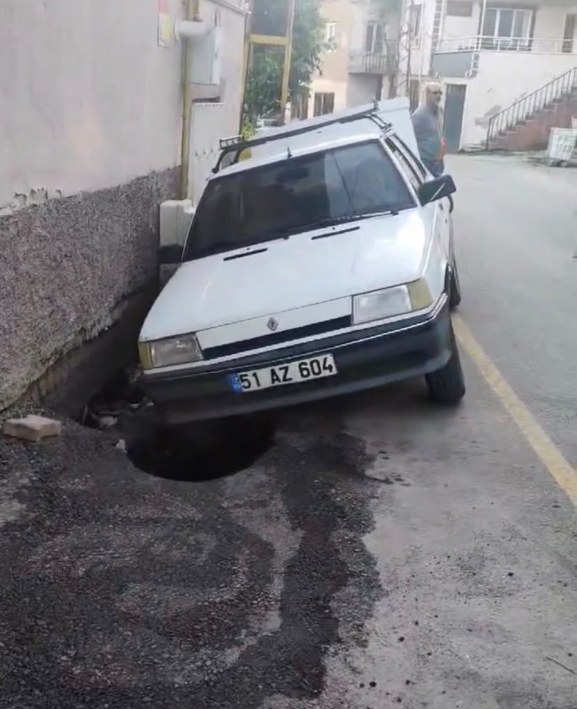 Yahyalı’da Patlayan Su Şebekesi İstinat Duvarını Çökertti: Park Halindeki Otomobil Çukura Düştü