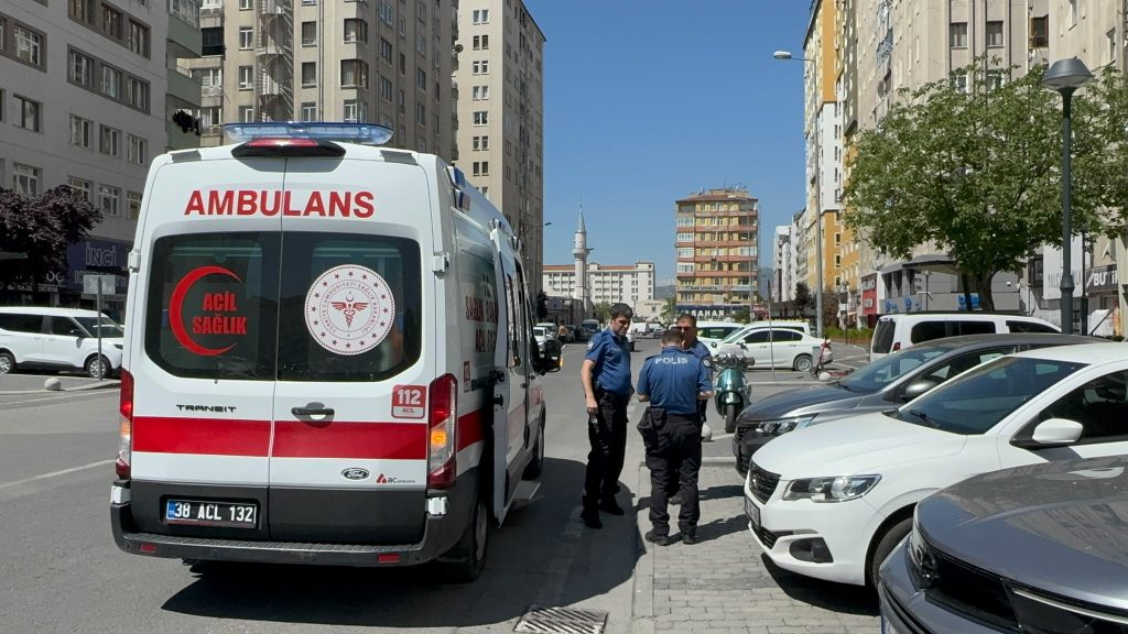 Hafif ticari araç ile motosiklet çarpıştı; baba ile kızı yaralandı