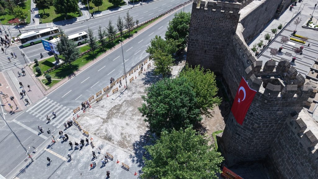 Başkan Büyükkılıç’tan Cumhuriyet Meydanı’na Tarihi Dokunuş: Yenileme Çalışmaları Aralıksız Sürüyor