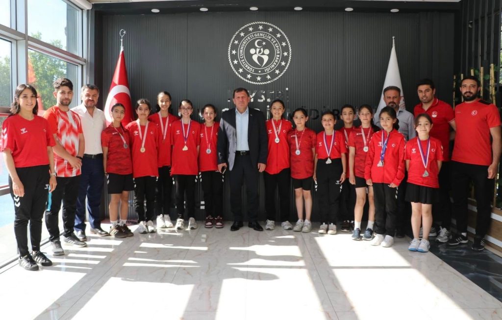 Badminton sporcularından İl Müdürü Kabakcı’ya ziyaret