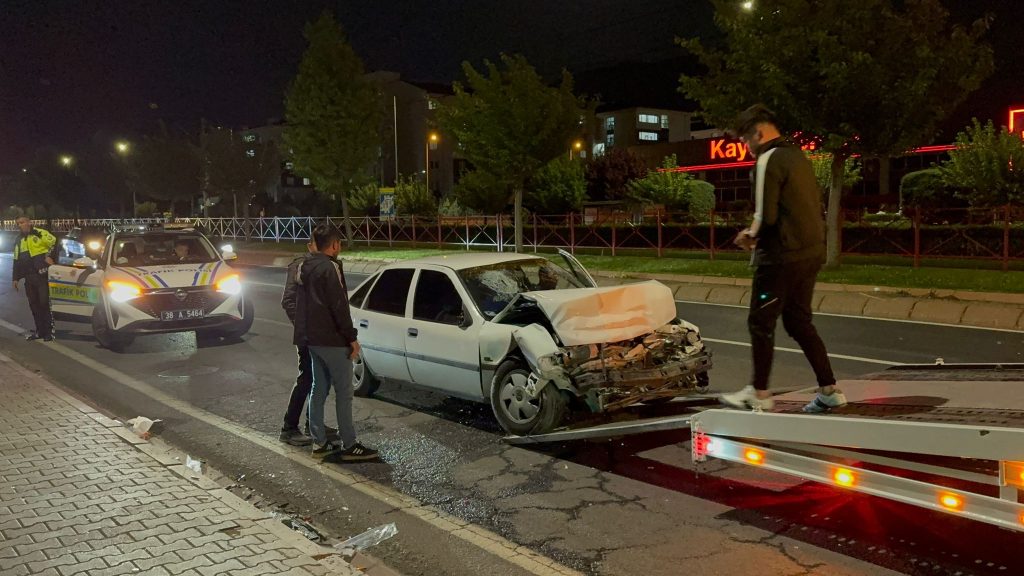 Kayseri’de İki Otomobil Çarpıştı: 2 Yaralı