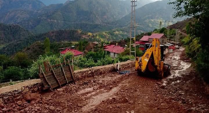 Yahyalı’da sel nedeniyle kapanan mahalle yolu ulaşıma açıldı