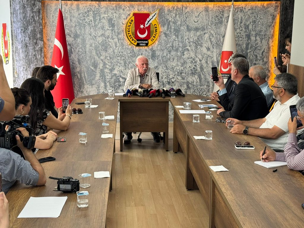 CHP’de eski İl Başkanı Kemal Nakipoğlu, partisinden istifa etti